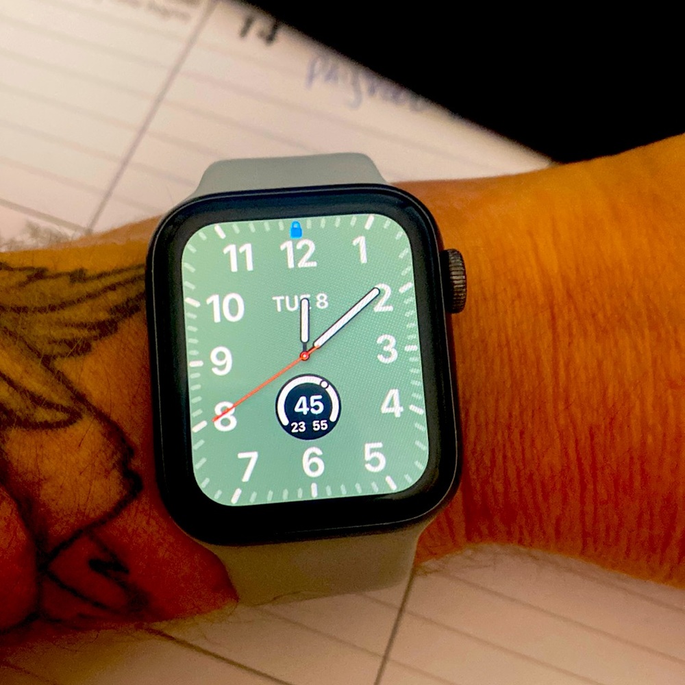 SE 40MM
Space Gray Aluminum Case
Black Sport Band